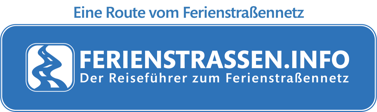 Logo Ferienstrassen. Grand Tour Mythos Deutschland. In der Mitte des Logos ist ein weißes Einhorn mit einem weißen Schmetterling auf einer dunkelblauen Fläche